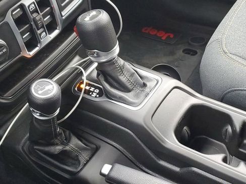 Used 2025 Jeep Wrangler Sahara image 18