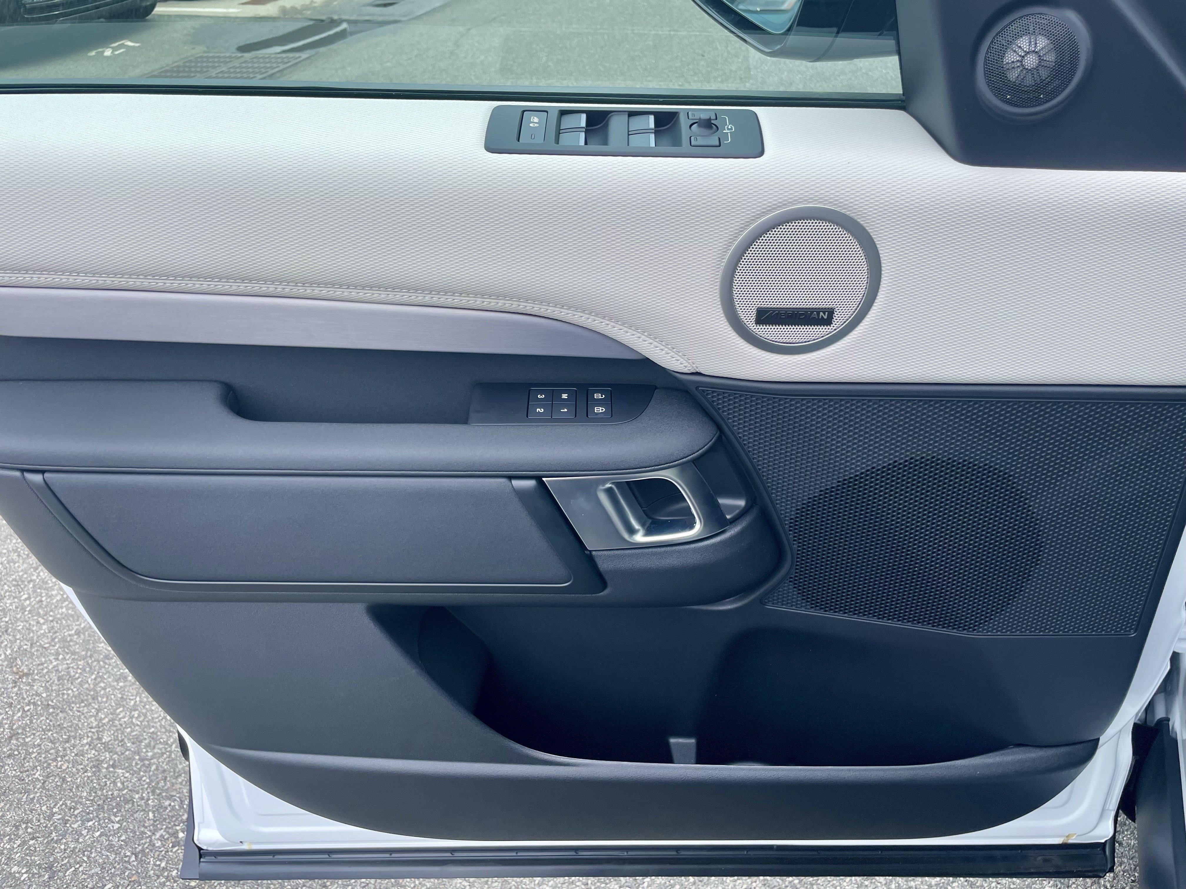 New 2026 Land Rover Discovery Dynamic SE AWD/4WD image 12