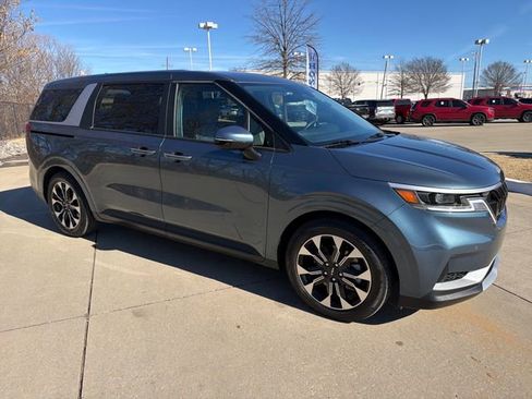 Used 2024 Kia Carnival EX image 7