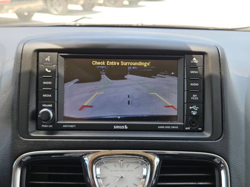 Used 2016 Chrysler Town & Country Touring FWD image 18