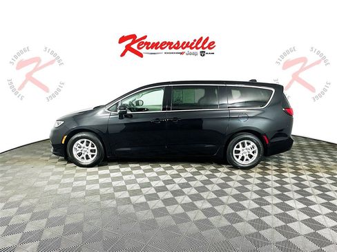 Used 2023 Chrysler Pacifica Touring-L image 4