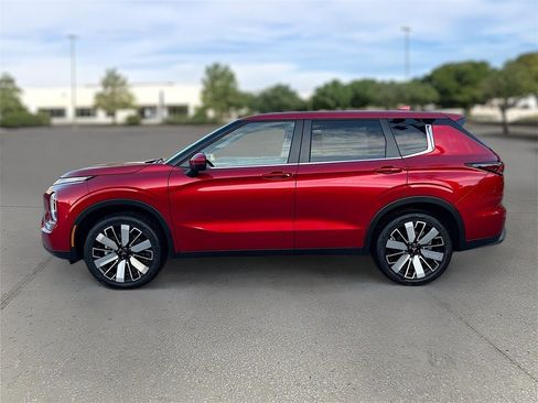 New 2025 Mitsubishi Outlander SE image 4