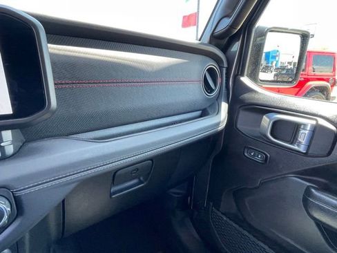 Used 2025 Jeep Wrangler Unlimited Rubicon AWD/4WD image 27