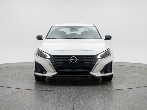 Used 2025 Nissan Altima 2.5 SV FWD image 2