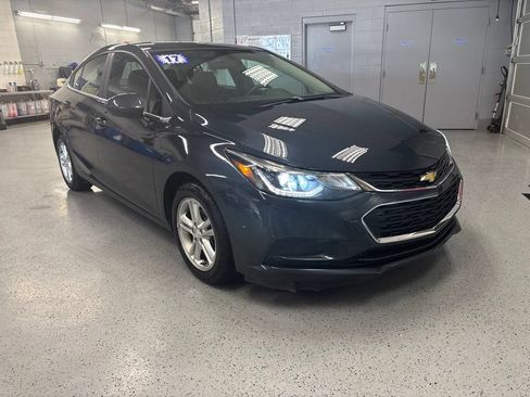 Used 2017 Chevrolet Cruze LT w/ Convenience Package FWD image 1