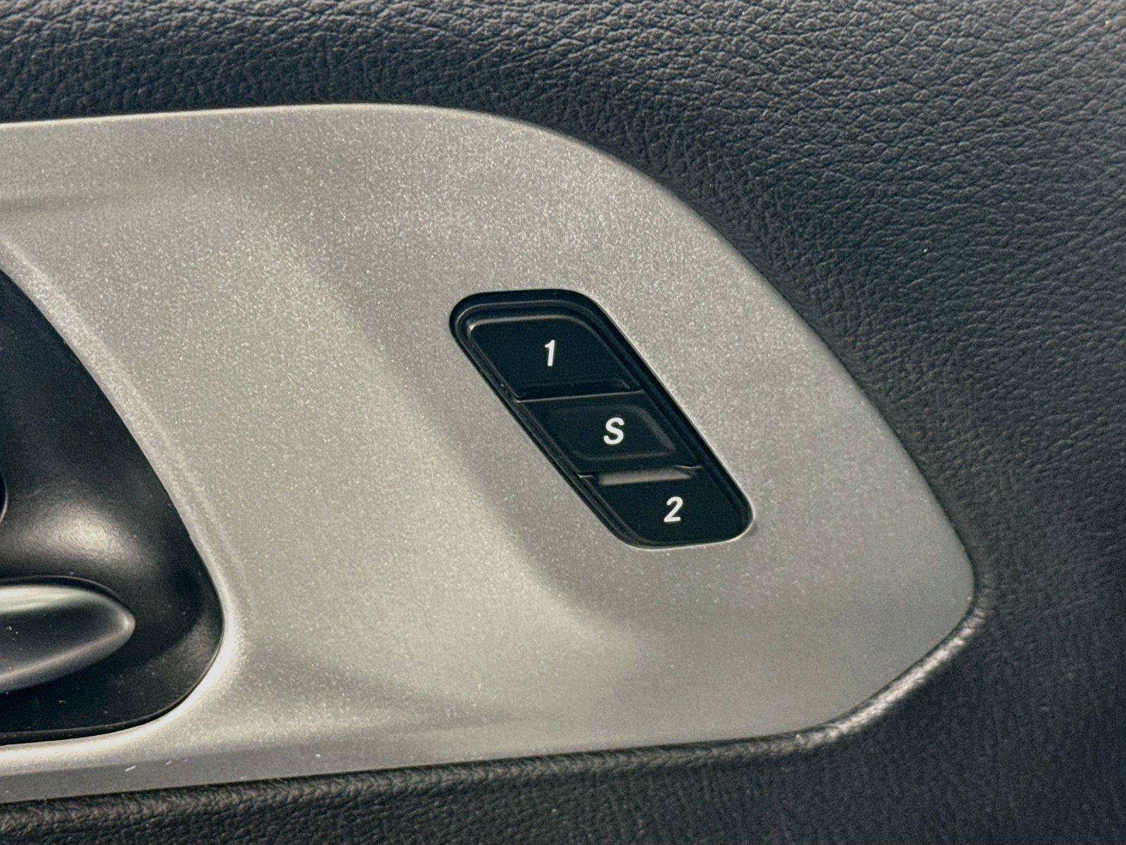Used 2025 Chrysler Pacifica Limited FWD image 30