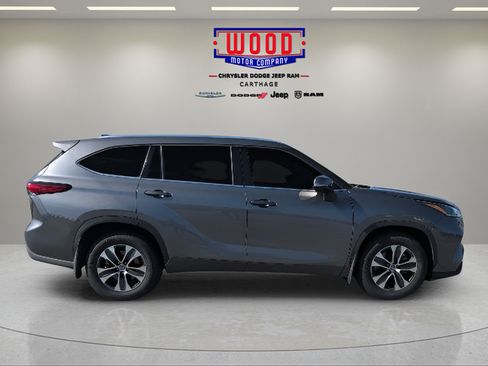 Used 2021 Toyota Highlander XLE AWD/4WD image 2