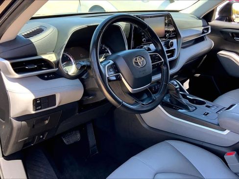 Used 2022 Toyota Highlander XLE image 27