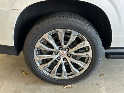 Used 2021 GMC Yukon XL Denali w/ Denali Premium Package image 18