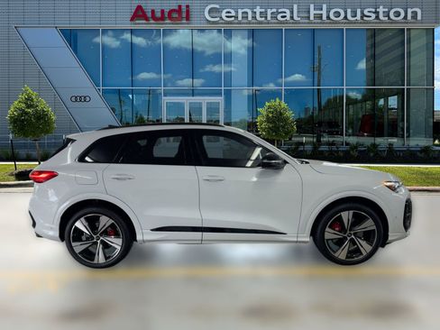 New 2025 Audi SQ5 Prestige image 8