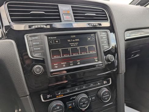 Used 2016 Volkswagen Golf 4-Door image 16