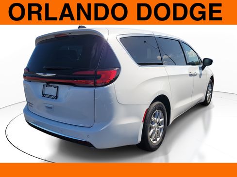 Used 2026 Chrysler Pacifica Select FWD image 6