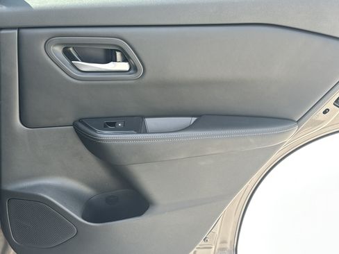 Used 2025 Nissan Rogue SV AWD/4WD image 16