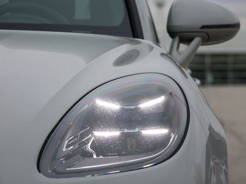 Certified 2026 Porsche Macan image 24