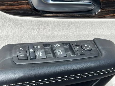 Used 2024 Chrysler Pacifica Limited FWD image 18
