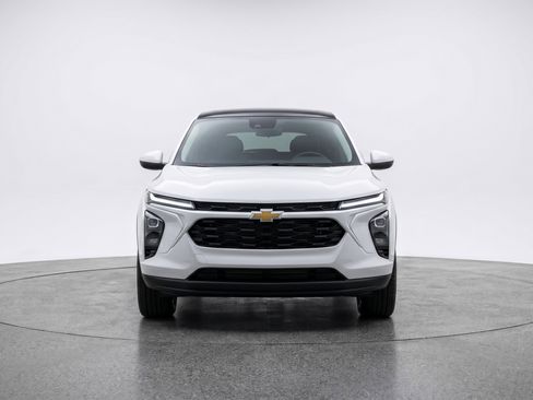 Used 2025 Chevrolet Trax LT FWD image 2