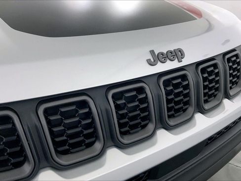 Used 2025 Jeep Compass Trailhawk AWD/4WD image 28