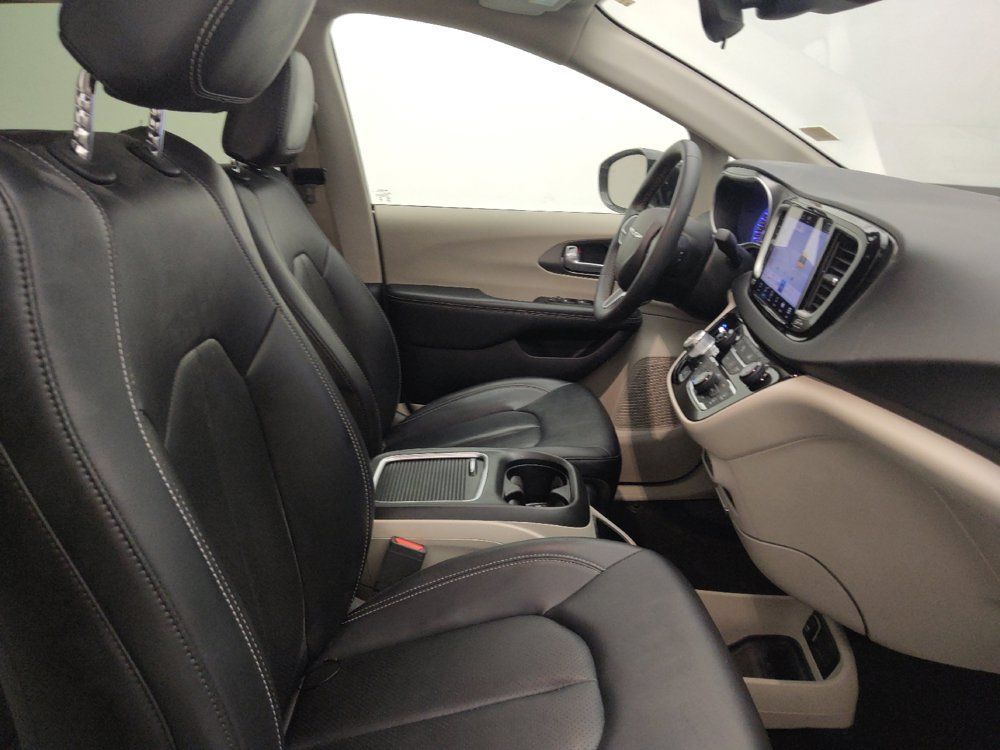 Used 2024 Chrysler Pacifica Touring-L FWD image 21