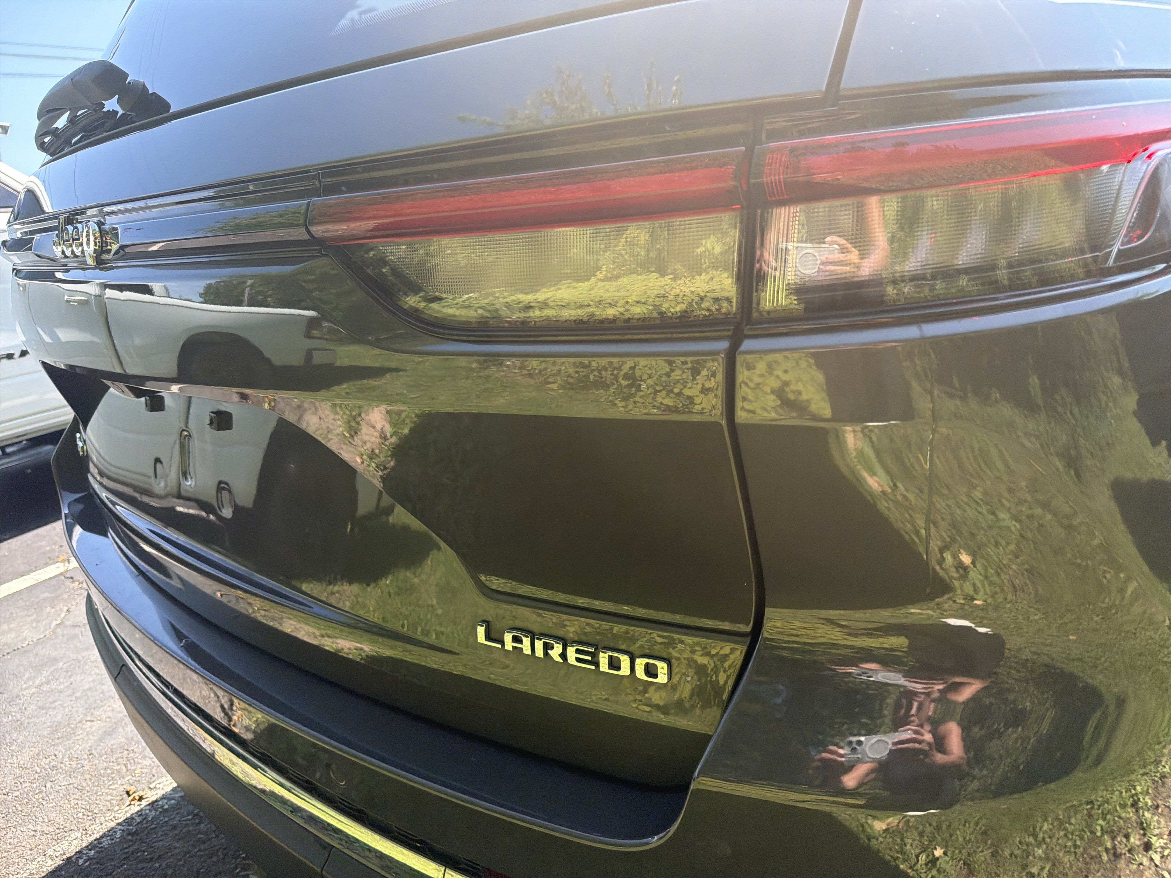 Used 2022 Jeep Grand Cherokee Laredo w/ Luxury Tech Group I AWD/4WD image 8