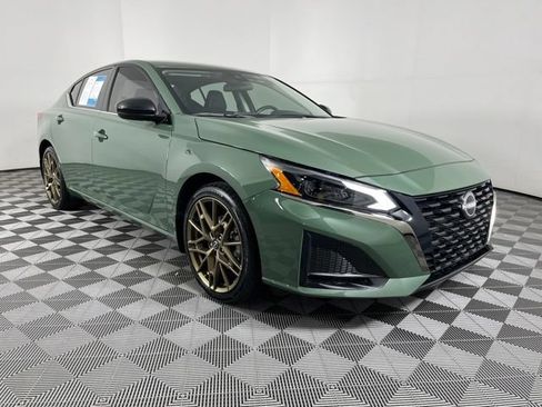 Used 2025 Nissan Altima 2.5 SR FWD image 3