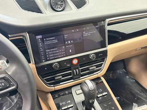 Certified 2025 Porsche Macan image 27