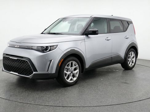 Used 2025 Kia Soul LX w/ LX Technology Package FWD image 3