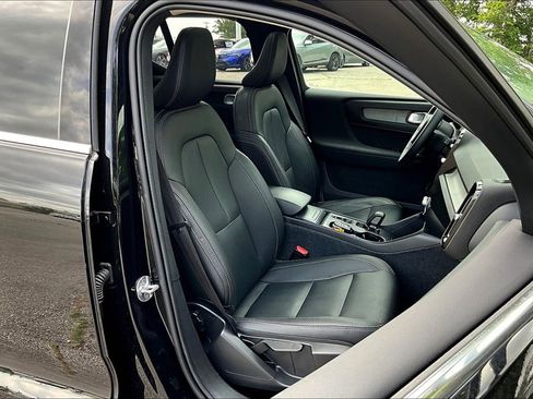 Used 2024 Volvo XC40 B5 Core image 10