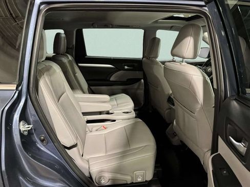 Used 2019 Toyota Highlander XLE AWD/4WD image 30