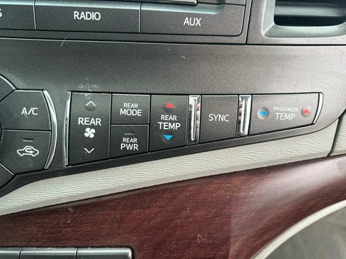 Used 2014 Toyota Sienna XLE image 30