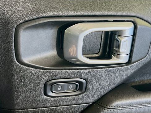 Used 2022 Jeep Wrangler Unlimited Sahara image 32