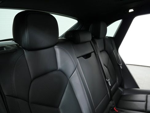 Certified 2025 Porsche Macan AWD image 23