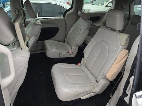 Used 2017 Chrysler Pacifica Touring-L Plus image 14