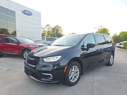 Used 2023 Chrysler Pacifica Touring-L