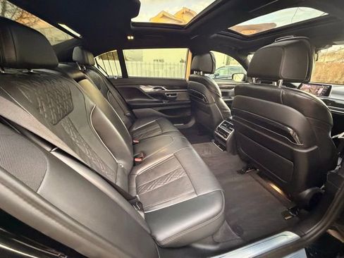 Used 2021 BMW 750i xDrive w/ Executive Package image 31