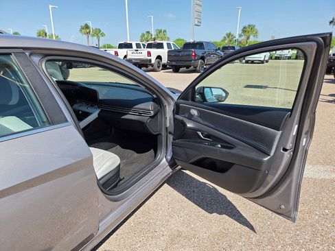 Used 2024 Hyundai Elantra Limited FWD image 17