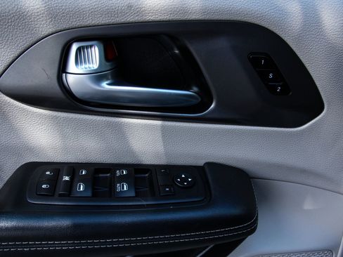 Used 2024 Chrysler Pacifica Touring-L FWD image 14