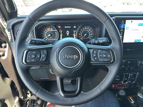 Used 2025 Jeep Wrangler Unlimited Rubicon AWD/4WD image 18