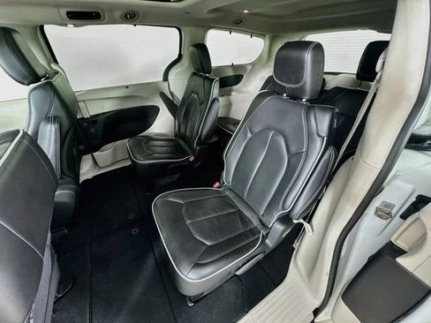 Used 2023 Chrysler Pacifica Limited FWD image 29