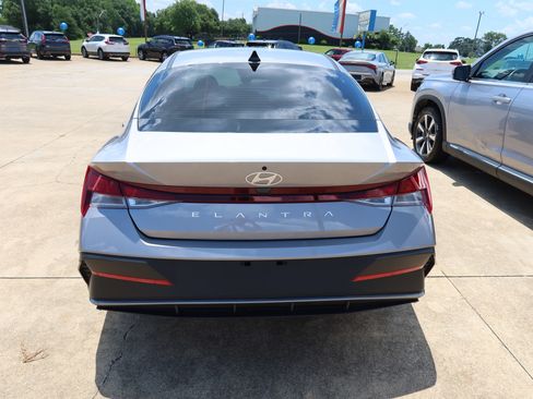 Used 2025 Hyundai Elantra SE FWD image 5