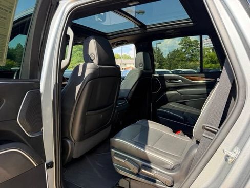 Used 2023 Cadillac Escalade Premium Luxury AWD/4WD image 18