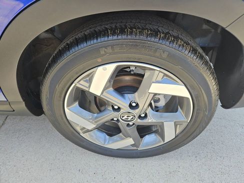 Used 2025 Hyundai Venue SEL image 25