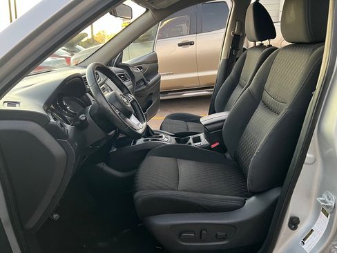 Used 2017 Nissan Rogue SV FWD image 12