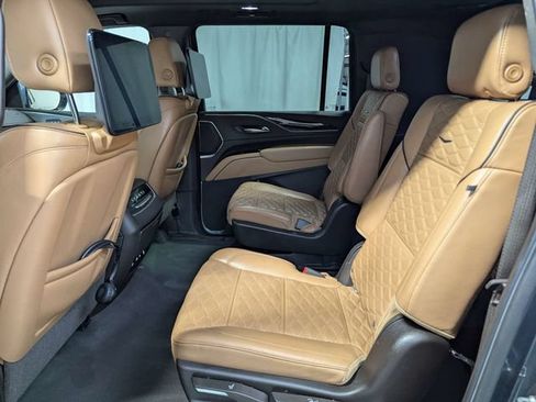 Used 2021 Cadillac Escalade ESV Premium Luxury AWD/4WD image 10