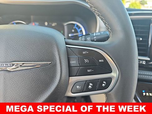 Used 2024 Chrysler Pacifica Select image 19
