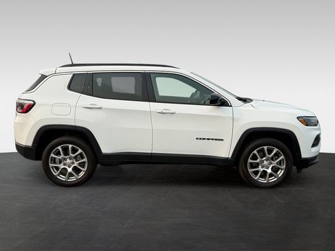 Used 2023 Jeep Compass Latitude AWD/4WD image 4