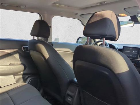Used 2024 Hyundai Venue SEL image 19