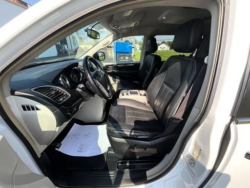 Used 2016 Chrysler Town & Country Touring w/ Driver Convenience Group FWD image 15
