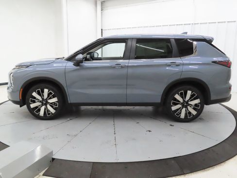 New 2026 Mitsubishi Outlander SE FWD image 3
