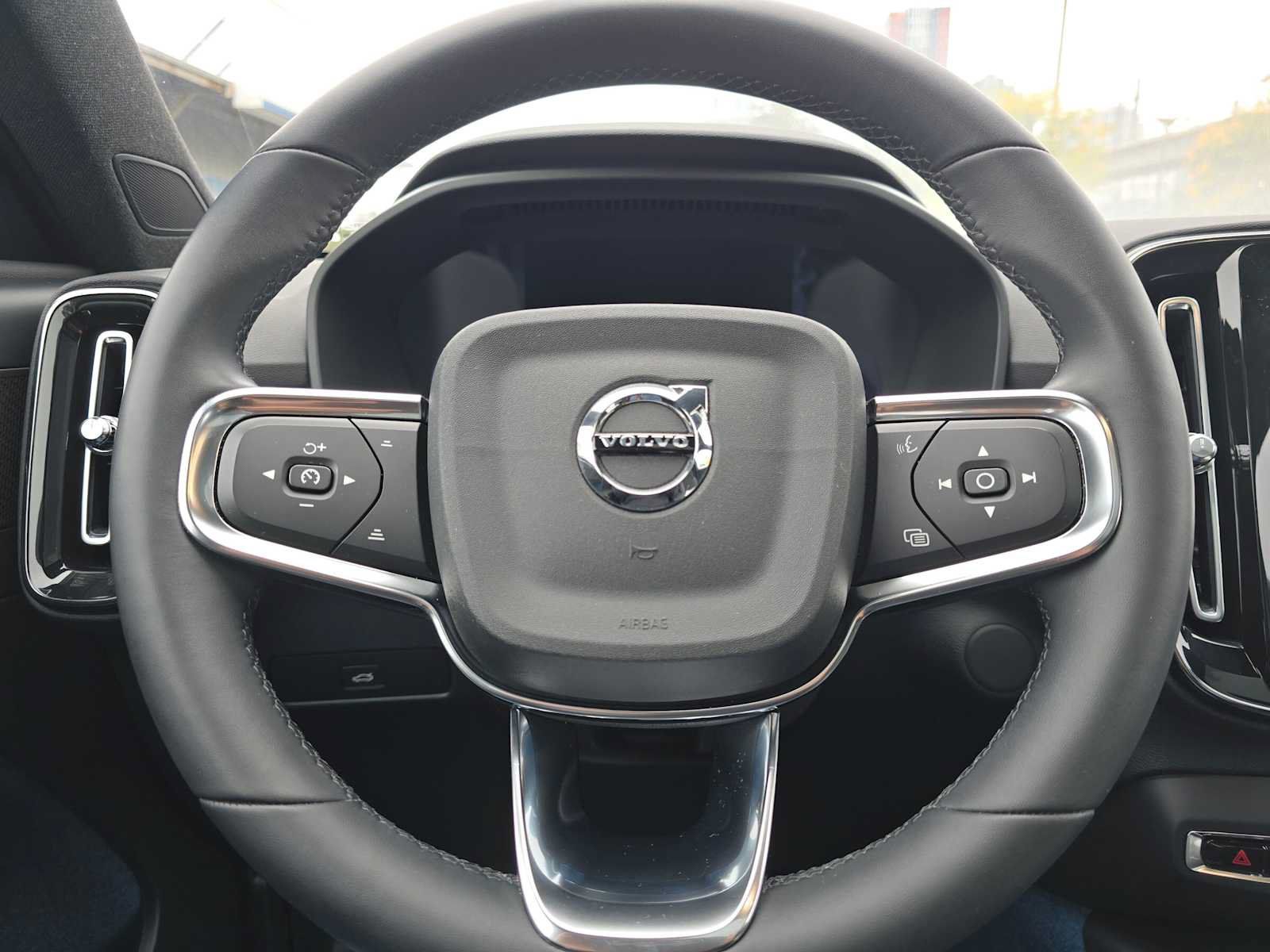 Used 2023 Volvo XC40 Recharge Ultimate AWD/4WD image 24