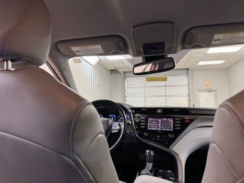 Used 2020 Toyota Camry SE w/ Convenience Package image 18